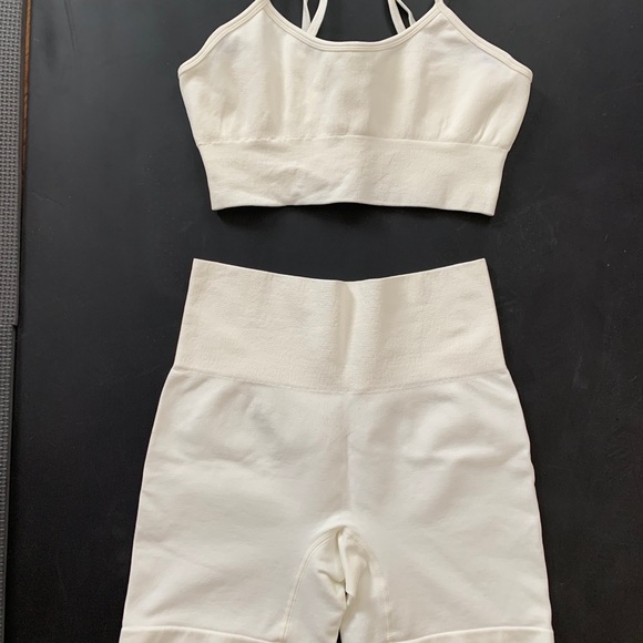 White/cream workout set with biker shorts - Picture 2 of 8